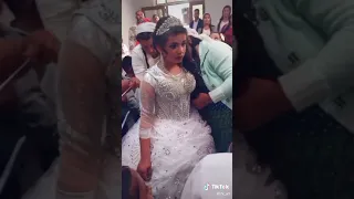 ياريت لو انه نبه الاهالي انه اطفال ما الهم ذنب باللي بصير معنا وانه نتطور اكتر بقصة زواج مبكر  دندنها