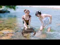 Download Lagu Two beautiful sisters went to the stream together to catch crabs and fish.