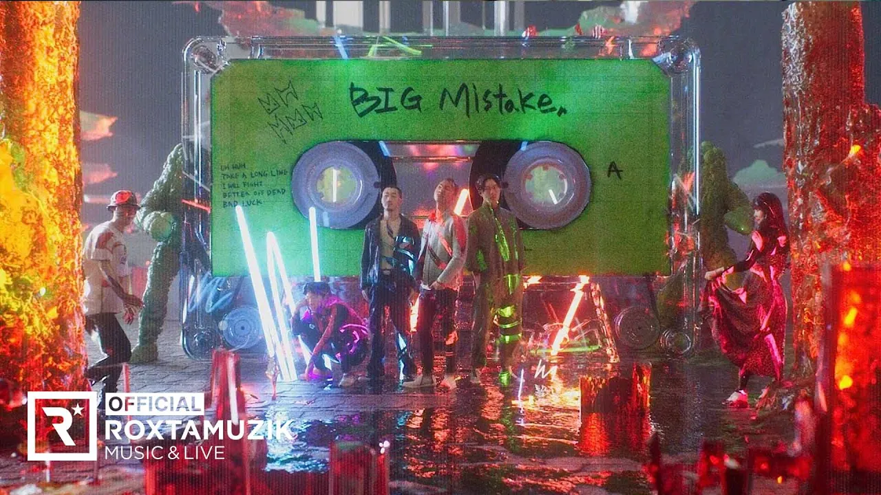 Uh-Huhの公式MVサムネイル