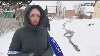 В центре Омска горячая вода заливает целую улицу