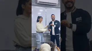 الاستاذ علي السوداني يهدي درع التميز للطالبات المتميزات بالتوفيق للجميع يارب 