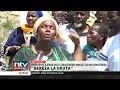 Download Lagu Zaidi ya familia 200 zinaishi kwa hofu baada ya bwenyenye kujenga ukuta unaozingira makazi yao