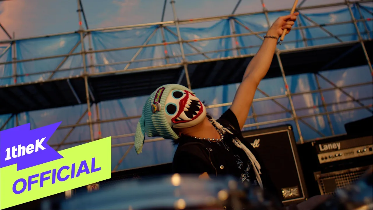 ALIVE (feat. SUNGCHAN)の公式MVサムネイル