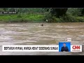 Siswa Bertaruh Nyawa Seberangi Sungai Demi Sekolah