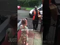 Lagu This little girl learned sign language just so she could talk to her deaf delivery driver ❤️