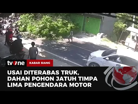 Detik-detik Pohon Timpa Lima Pemotor