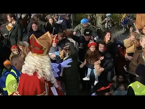 Video Verslag van de sinterklaasintocht in Tilburg in 2024, met aankomst in de Piushaven en een rondrit door de stad. Video van Lelieveld Reports.