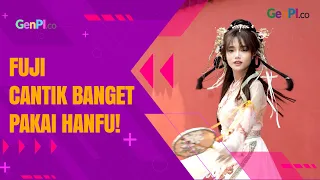 Fuji Tampil Cantik ala Legenda Ular Putih Saat Liburan ke China