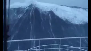 لقطات مرعبة لسفينة صامدة في وجه أمواج البحر الهائج 