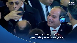 الرئيس السيسي يتبادل التحية مع المشاركين في قداس عيد الميلاد المجيد دندنها