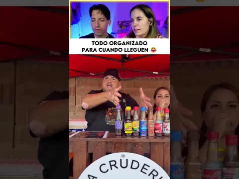 Organizó las filas para sus clientes pero al girar la cámara apareció la realidad