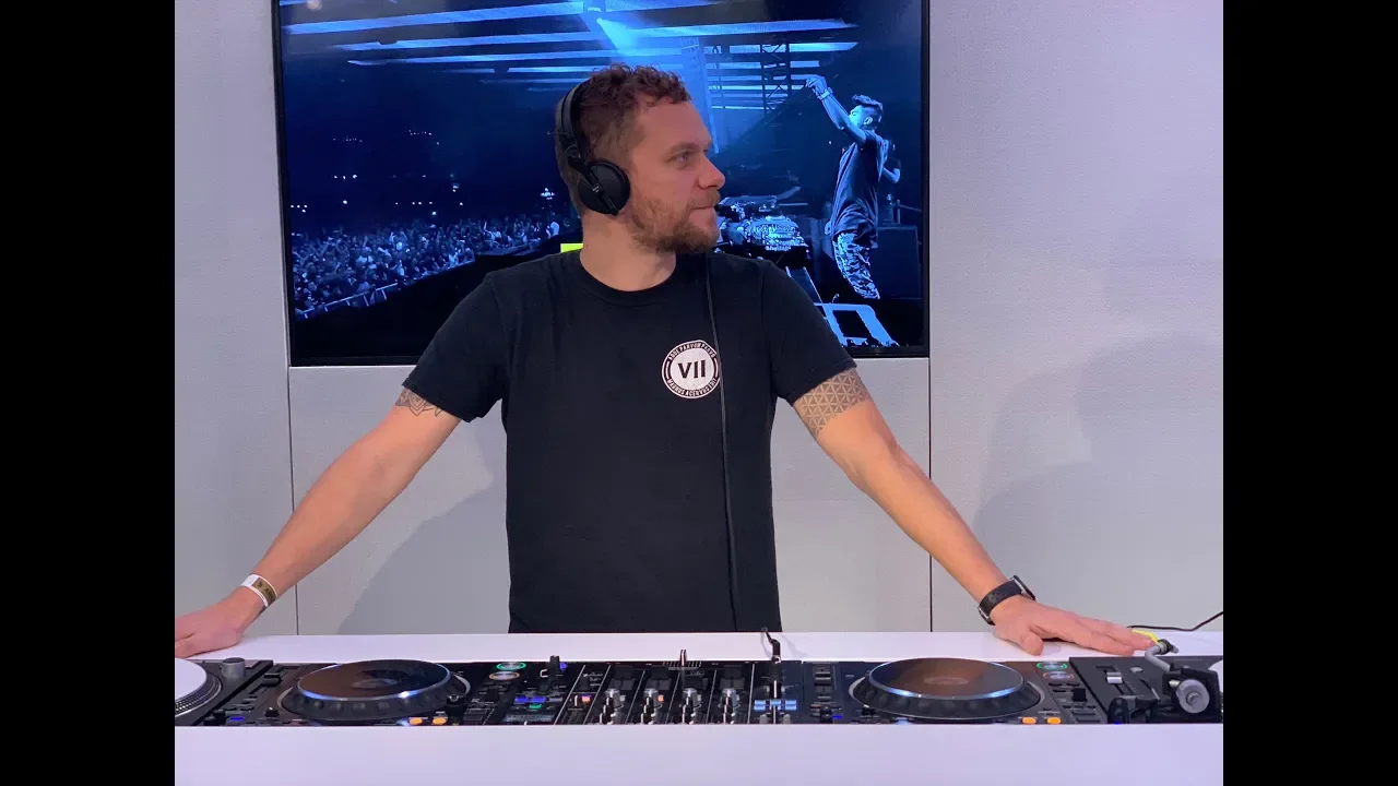 ASOT 886 - John Askew Guest Mix