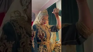 مغربية عملت عرسها على الطريقة الجزاىرية الحايك الجزاىري برنوس جزاىري و تقاليد الحنة الجزاىرية 