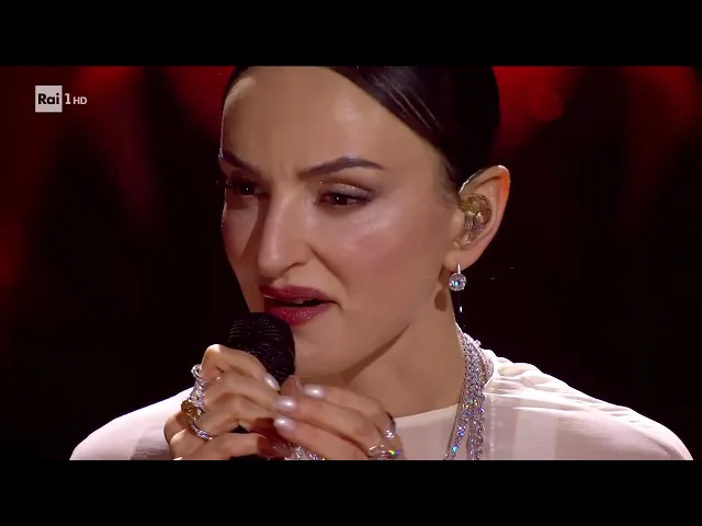 Sanremo 2026 - Arisa canta Quello che le donne non dicono con il Coro del Teatro Regio di Parma
