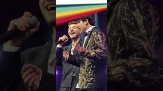 أزعجته يد الشامي فوق كتفه فدفعها 