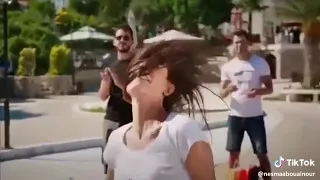 عايشه سني وبغني وبحب الحياه دندنها