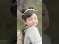 Tierna niña baja la montaña a buscar a su papá 🏔️: ¡el frío magnate recibe a su pequeña Fubao! ✨