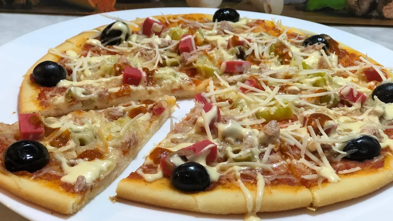 بيتزا المطاعم بجميع اسرارها وبعجينة قطنية وهشة مع صلصة البيتزا بطريقة احترافية #pizza. 