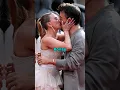 Download Lagu Scarlett Johansson kust haar co-ster Jonathan Bailey tijdens de première terwijl Colin Jost toeki...