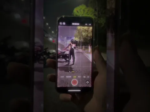 😱😁😄A bike rider is practicing picking up his girlfriend.
