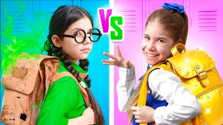 Eva y Cuentos escolares con el hermano pequeño