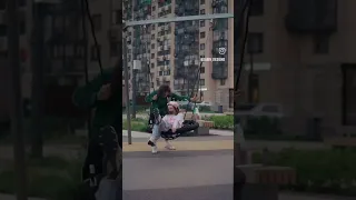 عفـوا انت ميـن انا البنـت اللي حبيـتها يلي انـطرد تحـت بيـتهـ 