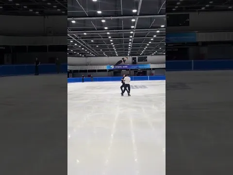 practicando saltos sobre pistas de hielo