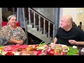 Download Lagu Leo de la Strehaia și Roger Bogdan finul lui mănâncă micul jun la Strehaia !