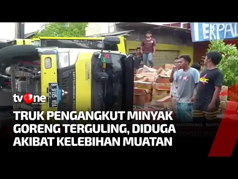 Kelebihan Muatan Truk Bermuatan Minyak Goreng Terguling