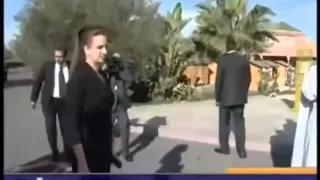 تقبيل اليدين في حلة عصرية 