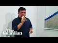 Video di 'Hungry' performance artist eats $120,000 banana art installation