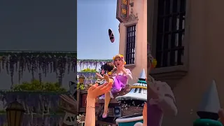 Rapunzel LOSES Shoe In Disney Parade FUNNY Disney Moment Disney Disneyparks Rapunzel 