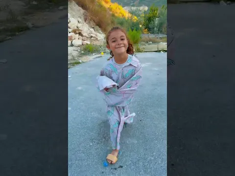 طفلة فقيرة وصغيرة صنعت حذاء 🛼🩴