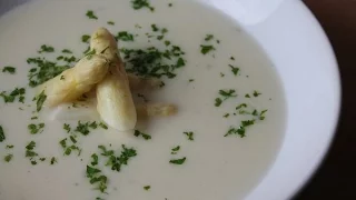 Spargelsuppe aus grünem und weißem Spargel. Spargel-cremesuppe einfach selber machen.Spargel Rezept.. 