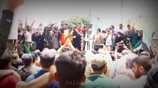 بكاء أبو وطن قاسم الجاموس وهو ينشد لرفيق دربة حارس الثورة الساروت خالد ابو طلحة 