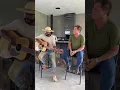 Download Lagu Pedreiro surpreende ao cantar com Leonardo