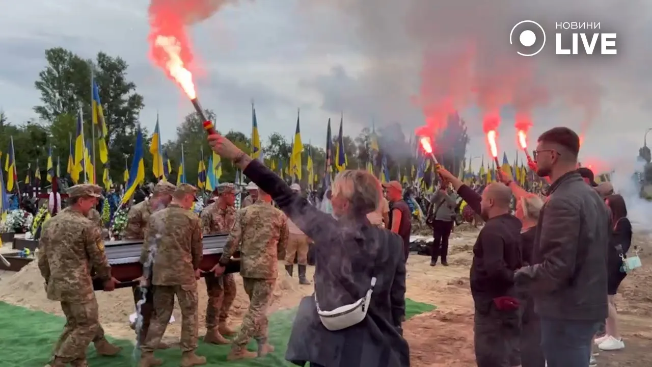 На Берковецькому кладовищі у Києві попрощалися із військовою Шурою Рязанцевою