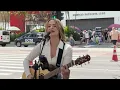 Isabella Gaspary canta ‘Ovelhinha’ na Avenida Paulista 