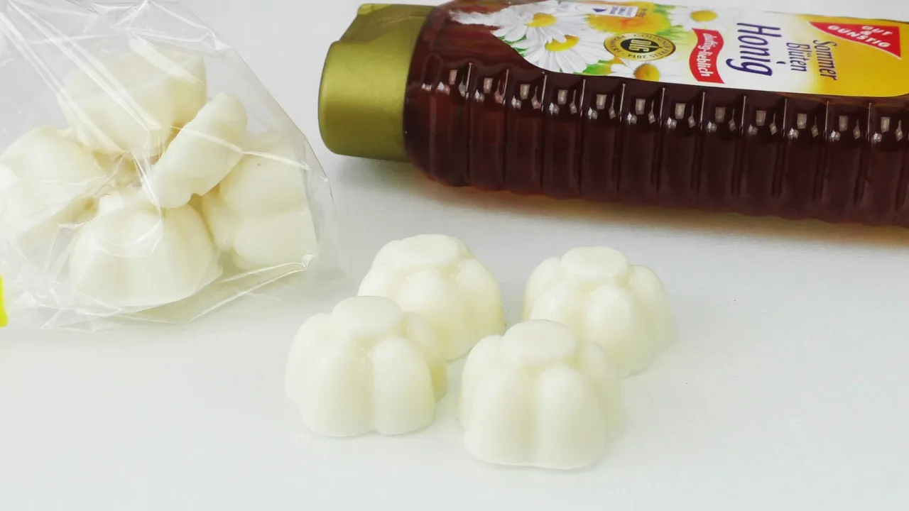 
          
          
          
            
            Milch & Honig Seife DIY | Mini Blumen | einfach & schnell | Milk & Honey Soap
          
        . 