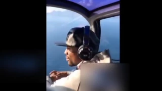 floyd mayweather show off 30 000 000 cash while blac youngsta holding 10k