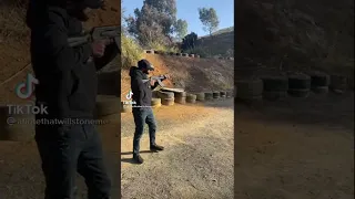 الضرب بالكلاشنكوف 