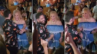 رقصت بعمر الـ 80 ناديه الجندى فى الساحل الشمالى تتمايل بين أحضان تامر حسنى والجمهور هو علشان مطلق 