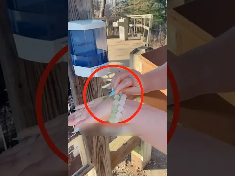 لن تُصَدِّقَ ماذا كشف المجهر داخل مُعَقِّم اليدين! 😱🔬🧴
