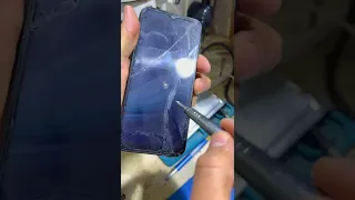 لو الشاشه فيها خطوط او نقط سوده يبقا هتغير الشاشه كلها طبيب المحمول 