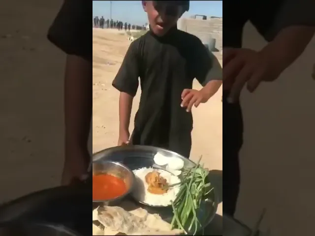 ⁣عجائب في طريق مشاية الأربعين!موقف كبير لطفل صغير ليس بمقدور الكلمات وصفه.. #زيارة_الاربعين #مشاية