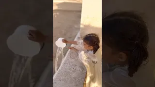 طفلة رضيعة طلبت النجدة والمساعدة من الرجل في الاسفل وعندما دخل منزلها وجد شيء صادم جدا 