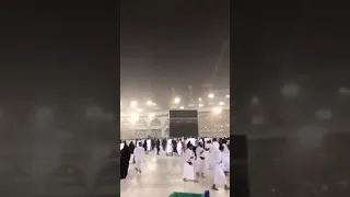 شاهد خشوع المصلين في صلاة الفجر في مكة المكرمة أثناء الامطار والرعد سبحان الله  شاهد خشوع المصلين في صلاة الفجر في مكة المكرمة أثناء الامطار والرعد سبحان الله