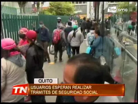 Usuarios esperan realizar trámites de seguridad social