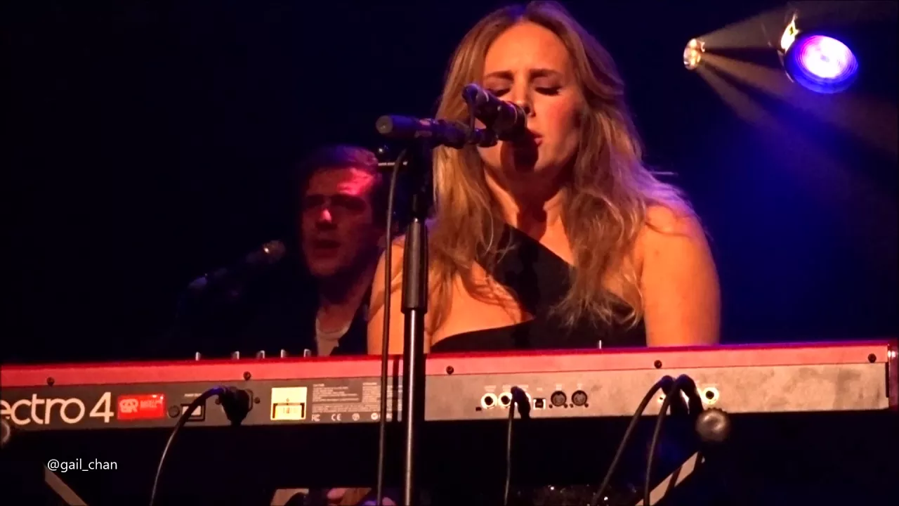 Lucie Silvas everything looks beautiful @melkweg Amsterdam 11-11-2017