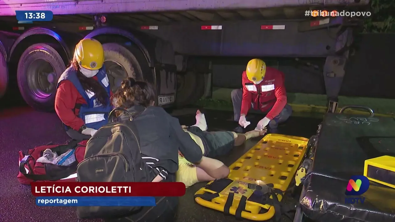 Motociclista bate em caminhão estacionado na zona leste de Joinville